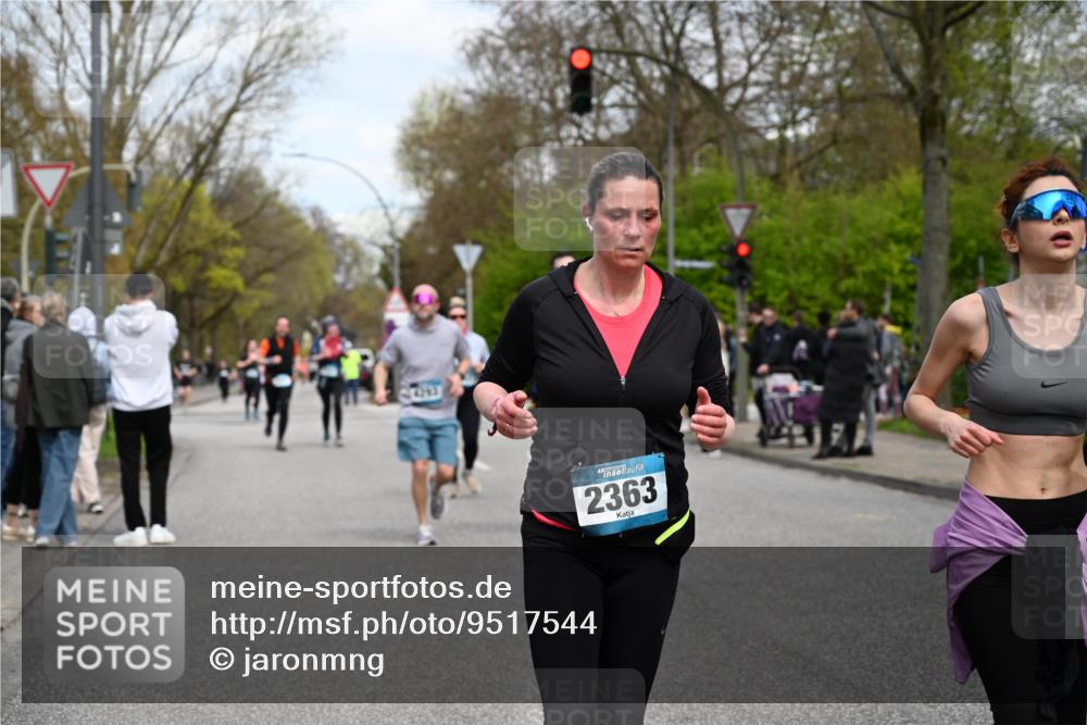 12.04.2026 - 45. Internationalen Wilhelmsburger Insellauf J. Mangold http://msf.ph/oto/9517544 12.04.2026 13:20:40 Ziel 5342, 3822, 3821, 4999, 4803, 2224, 4223, 4224, 4954, 5258, 3284, 2469, 4305, 2013, 3233, 5230, 3766, 4103, 4341, 5633, 4284, 4293, 5543, 2363, 2363, 2101, 4417, 3552, 3551, 2333, 4018, 5716 meine-sportfotos.de