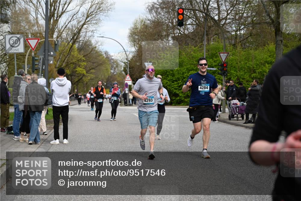 12.04.2026 - 45. Internationalen Wilhelmsburger Insellauf J. Mangold http://msf.ph/oto/9517546 12.04.2026 13:20:41 Ziel 3822, 3821, 4999, 4803, 2224, 4223, 4224, 4954, 5258, 3284, 2469, 4305, 2013, 3233, 5230, 3766, 4103, 4341, 5633, 4284, 4293, 5543, 2363, 2101, 4417, 3552, 3551, 2333, 4018, 5716 meine-sportfotos.de