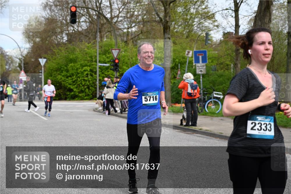 12.04.2026 - 45. Internationalen Wilhelmsburger Insellauf J. Mangold http://msf.ph/oto/9517637 12.04.2026 13:20:56 Ziel 2013, 3233, 5230, 3766, 4103, 4341, 5633, 4284, 4293, 5543, 2363, 2101, 4417, 4417, 3552, 3551, 2333, 4018, 5716, 4319, 5297, 5297, 4878, 5484, 2692, 4444, 4800, 4047, 2175 meine-sportfotos.de