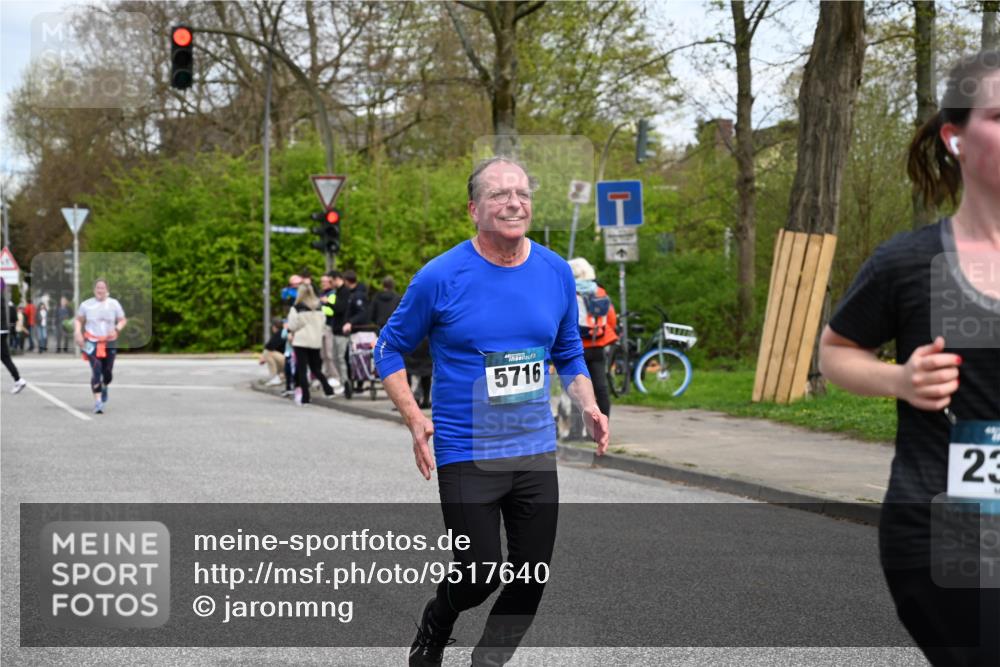 12.04.2026 - 45. Internationalen Wilhelmsburger Insellauf J. Mangold http://msf.ph/oto/9517640 12.04.2026 13:20:56 Ziel 2013, 3233, 5230, 3766, 4103, 4341, 5633, 4284, 4293, 5543, 2363, 2101, 4417, 4417, 3552, 3551, 2333, 4018, 5716, 4319, 5297, 5297, 4878, 5484, 2692, 4444, 4800, 4047, 2175 meine-sportfotos.de