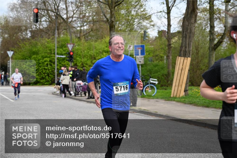 12.04.2026 - 45. Internationalen Wilhelmsburger Insellauf J. Mangold http://msf.ph/oto/9517641 12.04.2026 13:20:56 Ziel 2013, 3233, 5230, 3766, 4103, 4341, 5633, 4284, 4293, 5543, 2363, 2101, 4417, 4417, 3552, 3551, 2333, 4018, 5716, 4319, 5297, 5297, 4878, 5484, 2692, 4444, 4800, 4047, 2175 meine-sportfotos.de