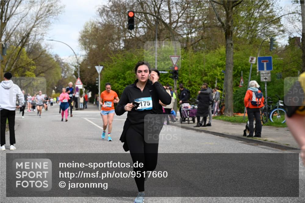 12.04.2026 - 45. Internationalen Wilhelmsburger Insellauf J. Mangold http://msf.ph/oto/9517660 12.04.2026 13:21:10 Ziel 5633, 4284, 4293, 5543, 2363, 2101, 4417, 3552, 3551, 2333, 4018, 5716, 4319, 5297, 4878, 5484, 4878, 5484, 2692, 4444, 4800, 4047, 2175, 3402, 5482, 4017, 3676 meine-sportfotos.de
