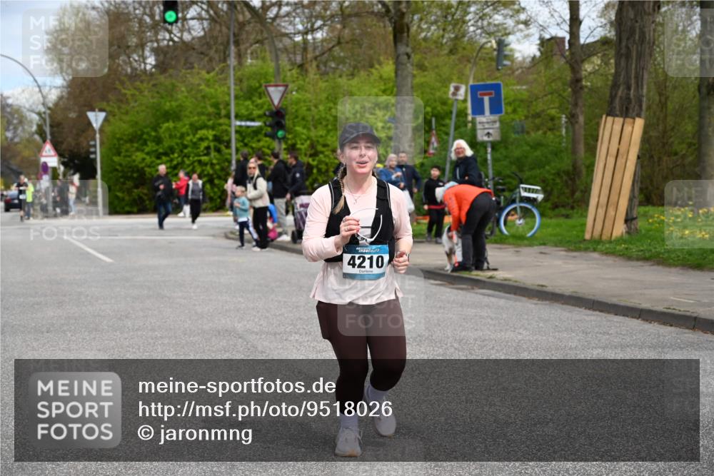 12.04.2026 - 45. Internationalen Wilhelmsburger Insellauf J. Mangold http://msf.ph/oto/9518026 12.04.2026 13:22:21 Ziel 2332, 2116, 3581, 3235, 3915, 5080, 4348, 5085, 3603, 3602, 5092, 2246, 5192, 5171, 3162, 4443, 4442, 3746, 5290, 3057, 3667, 5304, 4210, 4014, 2158, 5314, 4557, 2153, 5262 meine-sportfotos.de