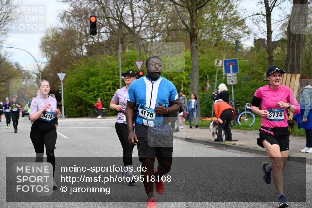 12.04.2026 - 45. Internationalen Wilhelmsburger Insellauf J. Mangold http://msf.ph/oto/9518108 12.04.2026 13:22:52 Ziel 5314, 4557, 2153, 5262, 4593, 4708, 3774, 4358, 5223, 3336, 3336, 3783, 3498, 3478, 4176, 5505, 3471 meine-sportfotos.de