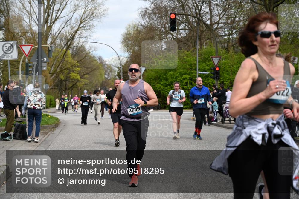 12.04.2026 - 45. Internationalen Wilhelmsburger Insellauf J. Mangold http://msf.ph/oto/9518295 12.04.2026 13:23:27 Ziel 3336, 3783, 3498, 3478, 4176, 5505, 3471, 3814, 2716, 3730, 3353, 2766, 5622, 3739, 5209, 5212, 2802, 2803, 2803, 3258, 3259, 4073, 4292, 4517, 3872, 5017 meine-sportfotos.de