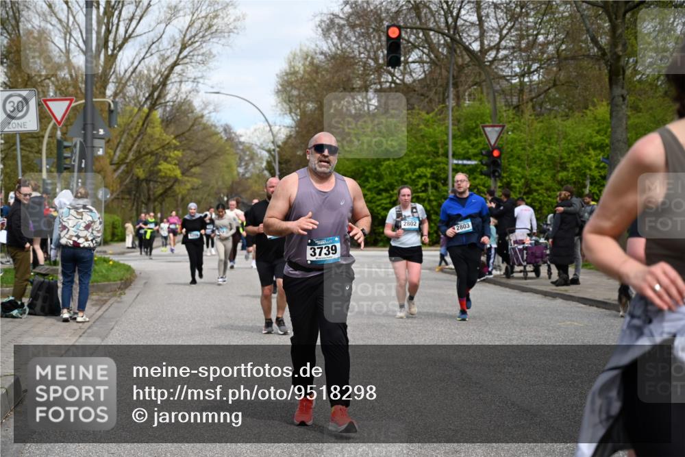 12.04.2026 - 45. Internationalen Wilhelmsburger Insellauf J. Mangold http://msf.ph/oto/9518298 12.04.2026 13:23:27 Ziel 3336, 3783, 3498, 3478, 4176, 5505, 3471, 3814, 2716, 3730, 3353, 2766, 5622, 3739, 5209, 5212, 2802, 2803, 2803, 3258, 3259, 4073, 4292, 4517, 3872, 5017 meine-sportfotos.de