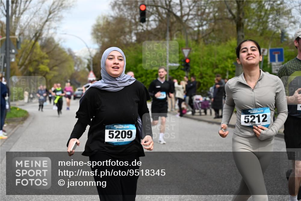 12.04.2026 - 45. Internationalen Wilhelmsburger Insellauf J. Mangold http://msf.ph/oto/9518345 12.04.2026 13:23:34 Ziel 4176, 5505, 3471, 3814, 2716, 3730, 3353, 2766, 5622, 3739, 5209, 5212, 2802, 2803, 3258, 3259, 4073, 4292, 4517, 3872, 3872, 5017, 3871, 5632, 4365, 3267, 2562, 5356, 5355 meine-sportfotos.de