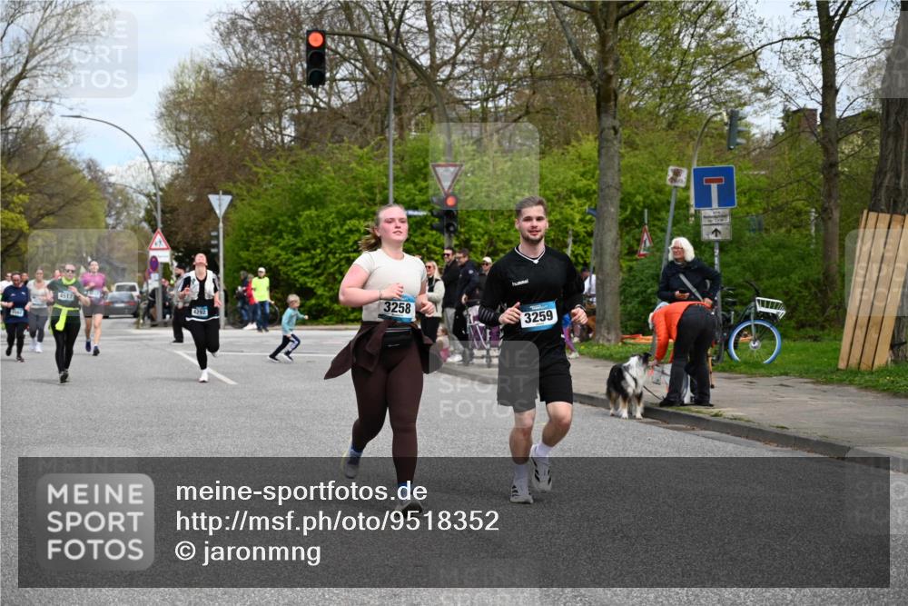 12.04.2026 - 45. Internationalen Wilhelmsburger Insellauf J. Mangold http://msf.ph/oto/9518352 12.04.2026 13:23:35 Ziel 4176, 5505, 3471, 3814, 2716, 3730, 3353, 2766, 5622, 3739, 3739, 5209, 5212, 2802, 2803, 3258, 3259, 4073, 4292, 4517, 3872, 5017, 3871, 5632, 4365, 3267, 2562, 5356, 5355 meine-sportfotos.de