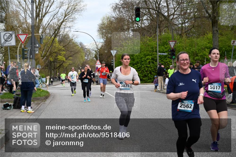 12.04.2026 - 45. Internationalen Wilhelmsburger Insellauf J. Mangold http://msf.ph/oto/9518406 12.04.2026 13:23:44 Ziel 2716, 3730, 3353, 2766, 5622, 3739, 5209, 5212, 2802, 2803, 3258, 3259, 4073, 4292, 4292, 4517, 3872, 5017, 3871, 5632, 4365, 3267, 2562, 5356, 5355, 4567 meine-sportfotos.de