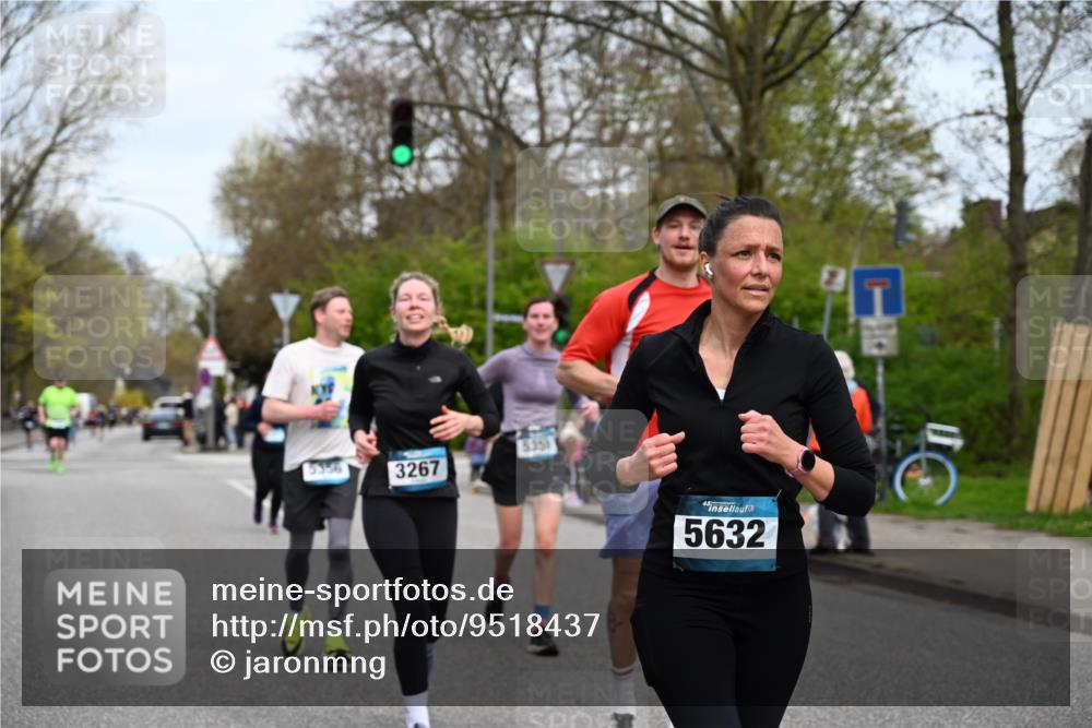 12.04.2026 - 45. Internationalen Wilhelmsburger Insellauf J. Mangold http://msf.ph/oto/9518437 12.04.2026 13:23:51 Ziel 2766, 5622, 3739, 5209, 5212, 2802, 2803, 3258, 3259, 4073, 4292, 4517, 3872, 5017, 3871, 5632, 4365, 3267, 2562, 5356, 5355, 4567, 2145 meine-sportfotos.de