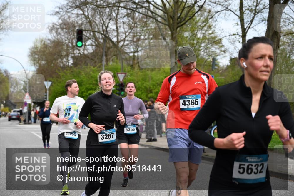 12.04.2026 - 45. Internationalen Wilhelmsburger Insellauf J. Mangold http://msf.ph/oto/9518443 12.04.2026 13:23:51 Ziel 2766, 5622, 3739, 5209, 5212, 2802, 2803, 3258, 3259, 4073, 4292, 4517, 3872, 5017, 3871, 5632, 4365, 3267, 2562, 5356, 5355, 4567, 2145 meine-sportfotos.de
