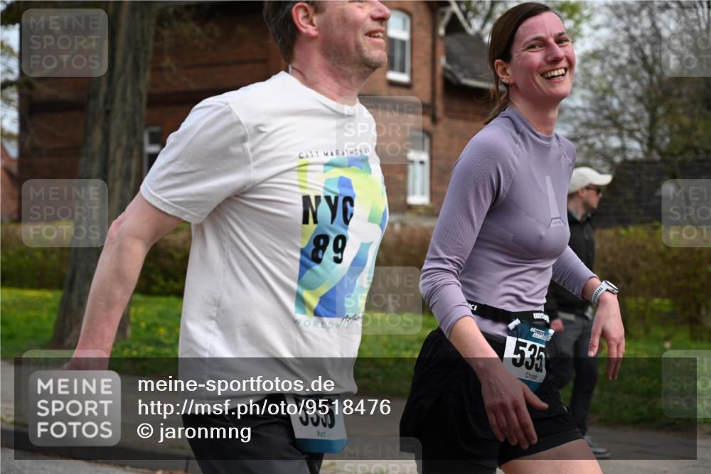 12.04.2026 - 45. Internationalen Wilhelmsburger Insellauf J. Mangold http://msf.ph/oto/9518476 12.04.2026 13:23:54 Ziel 5622, 3739, 5209, 5212, 2802, 2803, 3258, 3259, 4073, 4292, 4517, 3872, 5017, 3871, 5632, 5632, 4365, 3267, 2562, 5356, 5355, 4567, 2145 meine-sportfotos.de
