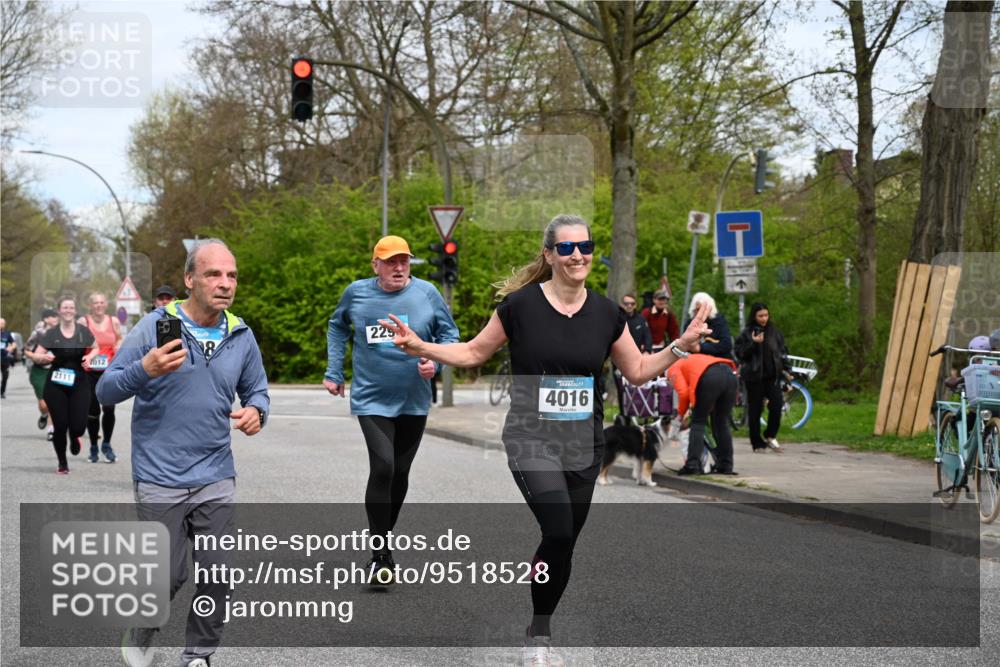 12.04.2026 - 45. Internationalen Wilhelmsburger Insellauf J. Mangold http://msf.ph/oto/9518528 12.04.2026 13:24:16 Ziel 3871, 5632, 4365, 3267, 2562, 5356, 5355, 4567, 2145, 3936, 4908, 4016, 2111, 2112, 2290, 4812, 2990, 2991, 2990, 2991, 2012, 5021 meine-sportfotos.de