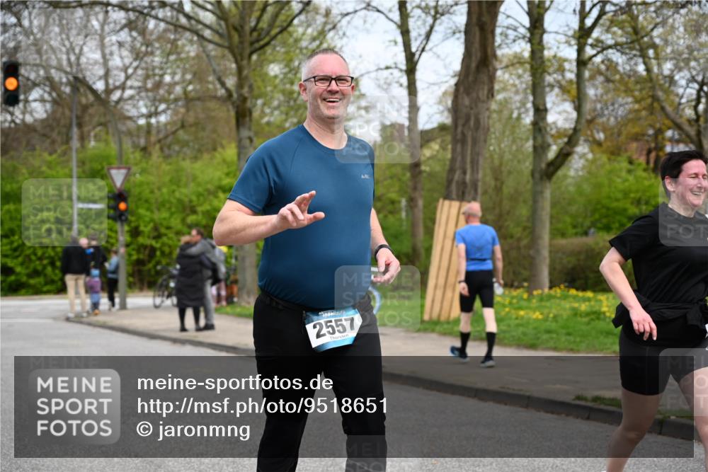 12.04.2026 - 45. Internationalen Wilhelmsburger Insellauf J. Mangold http://msf.ph/oto/9518651 12.04.2026 13:24:39 Ziel 3936, 4908, 4016, 2111, 2112, 2290, 4812, 2990, 2991, 2012, 5021, 4751, 2558, 2557 meine-sportfotos.de
