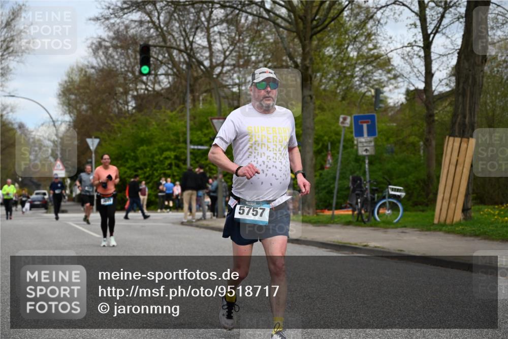 12.04.2026 - 45. Internationalen Wilhelmsburger Insellauf J. Mangold http://msf.ph/oto/9518717 12.04.2026 13:25:16 Ziel 2848, 2258, 2257, 2718, 5152, 5757, 3649, 3649, 4604, 4790, 2717, 4431 meine-sportfotos.de