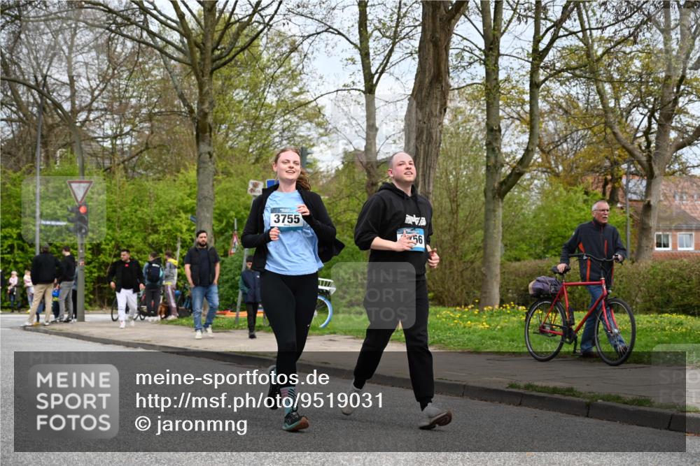 12.04.2026 - 45. Internationalen Wilhelmsburger Insellauf J. Mangold http://msf.ph/oto/9519031 12.04.2026 13:26:38 Ziel 4411, 5206, 2360, 5245, 2933, 2359, 4124, 2980, 3640, 2721, 3756, 3755, 2968, 2306, 2969, 3888 meine-sportfotos.de