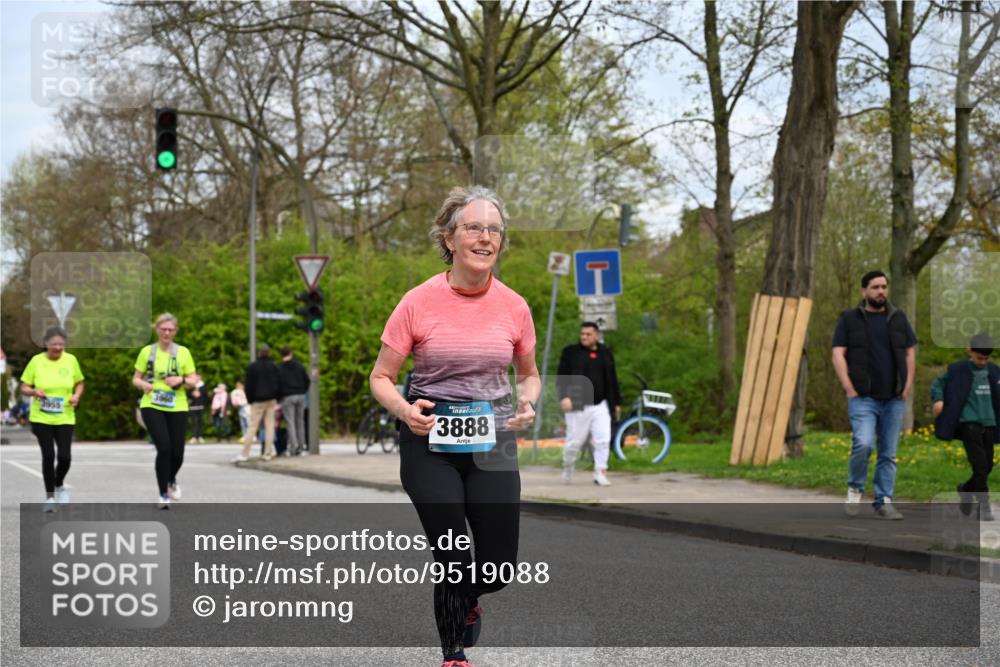 12.04.2026 - 45. Internationalen Wilhelmsburger Insellauf J. Mangold http://msf.ph/oto/9519088 12.04.2026 13:26:47 Ziel 2980, 3640, 2721, 3756, 3755, 2968, 2306, 2969, 3888, 3888, 3960, 3955, 4900 meine-sportfotos.de