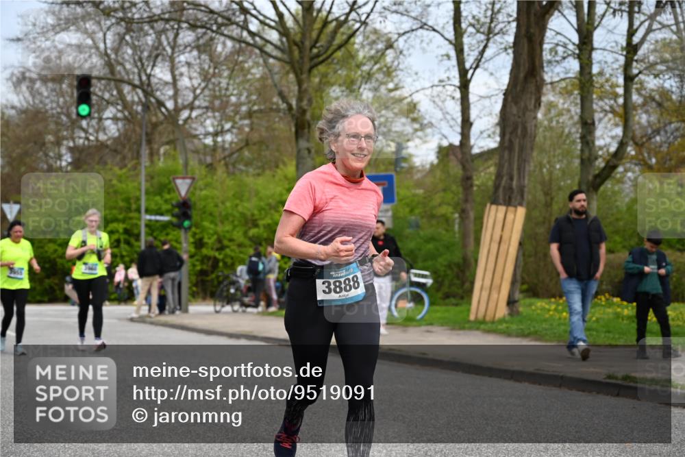 12.04.2026 - 45. Internationalen Wilhelmsburger Insellauf J. Mangold http://msf.ph/oto/9519091 12.04.2026 13:26:47 Ziel 2980, 3640, 2721, 3756, 3755, 2968, 2306, 2969, 3888, 3888, 3960, 3955, 4900 meine-sportfotos.de