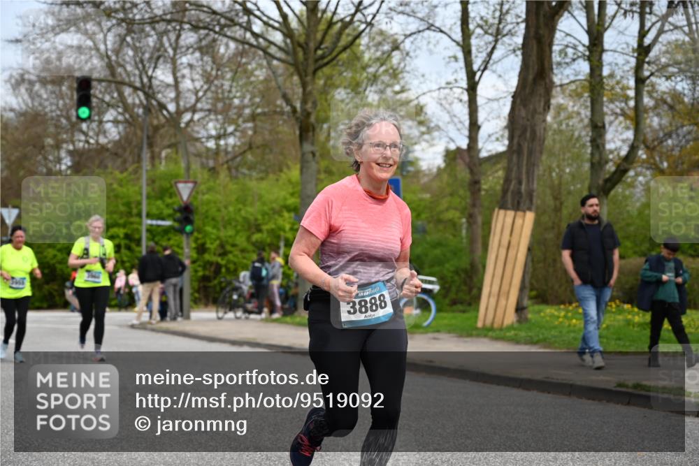 12.04.2026 - 45. Internationalen Wilhelmsburger Insellauf J. Mangold http://msf.ph/oto/9519092 12.04.2026 13:26:48 Ziel 3640, 2721, 3756, 3755, 2968, 2306, 2969, 3888, 3960, 3955, 4900 meine-sportfotos.de