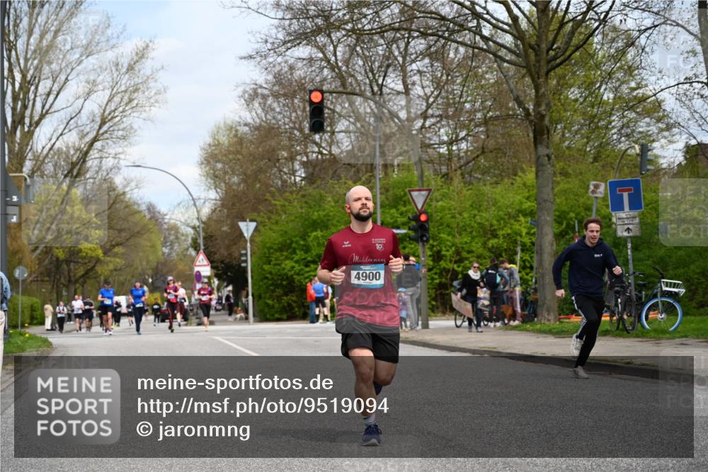 12.04.2026 - 45. Internationalen Wilhelmsburger Insellauf J. Mangold http://msf.ph/oto/9519094 12.04.2026 13:26:59 Ziel 2721, 3756, 3755, 2968, 2306, 2969, 3888, 3888, 3960, 3955, 4900, 2944, 2945, 5222, 3215 meine-sportfotos.de