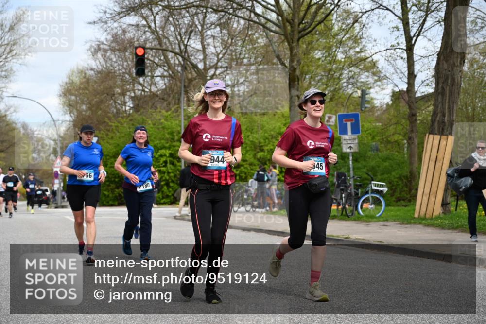 12.04.2026 - 45. Internationalen Wilhelmsburger Insellauf J. Mangold http://msf.ph/oto/9519124 12.04.2026 13:27:12 Ziel 2968, 2306, 2969, 3888, 3960, 3955, 4900, 2944, 2945, 5222, 3215, 2756, 2180, 3132, 2875, 3938, 3937 meine-sportfotos.de