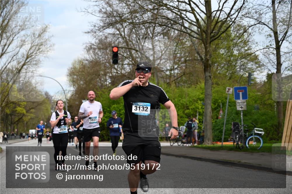 12.04.2026 - 45. Internationalen Wilhelmsburger Insellauf J. Mangold http://msf.ph/oto/9519172 12.04.2026 13:27:22 Ziel 2969, 3888, 3960, 3955, 4900, 2944, 2945, 5222, 3215, 2756, 2180, 3132, 2875, 3938, 3937, 3938, 3937, 4222, 4221, 4575, 4574 meine-sportfotos.de