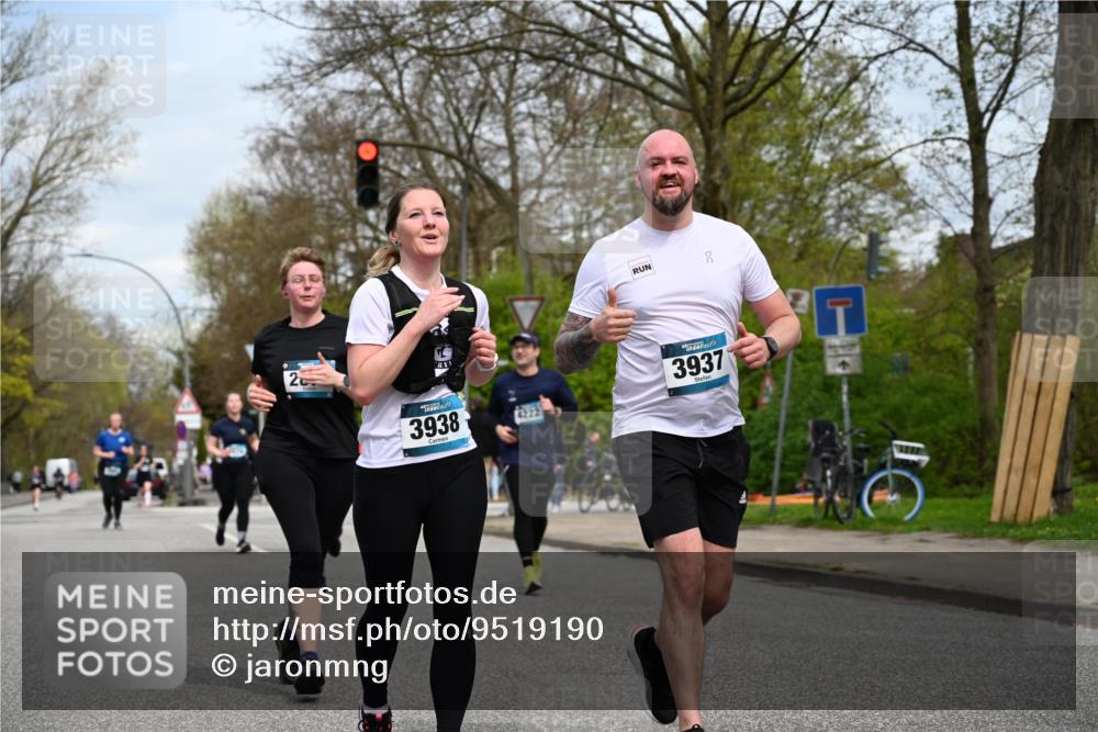 12.04.2026 - 45. Internationalen Wilhelmsburger Insellauf J. Mangold http://msf.ph/oto/9519190 12.04.2026 13:27:25 Ziel 3960, 3955, 4900, 2944, 2945, 5222, 3215, 2756, 2180, 3132, 2875, 3938, 3937, 4222, 4221, 4575, 4574 meine-sportfotos.de