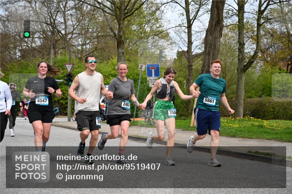 12.04.2026 - 45. Internationalen Wilhelmsburger Insellauf J. Mangold http://msf.ph/oto/9519407 12.04.2026 13:29:04 Ziel 4471, 4303, 4302, 4304, 4451, 2650, 2650, 2340, 5861, 2509, 2483, 2616, 5535, 5536, 5539, 4547, 4420, 3648 meine-sportfotos.de