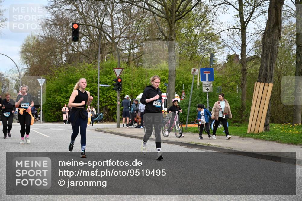 12.04.2026 - 45. Internationalen Wilhelmsburger Insellauf J. Mangold http://msf.ph/oto/9519495 12.04.2026 13:30:05 Ziel 5241, 3981, 2514, 2515, 2515, 4324, 4429, 2003 meine-sportfotos.de