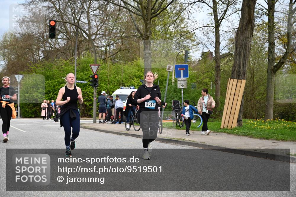12.04.2026 - 45. Internationalen Wilhelmsburger Insellauf J. Mangold http://msf.ph/oto/9519501 12.04.2026 13:30:05 Ziel 5241, 3981, 2514, 2515, 2515, 4324, 4429, 2003 meine-sportfotos.de