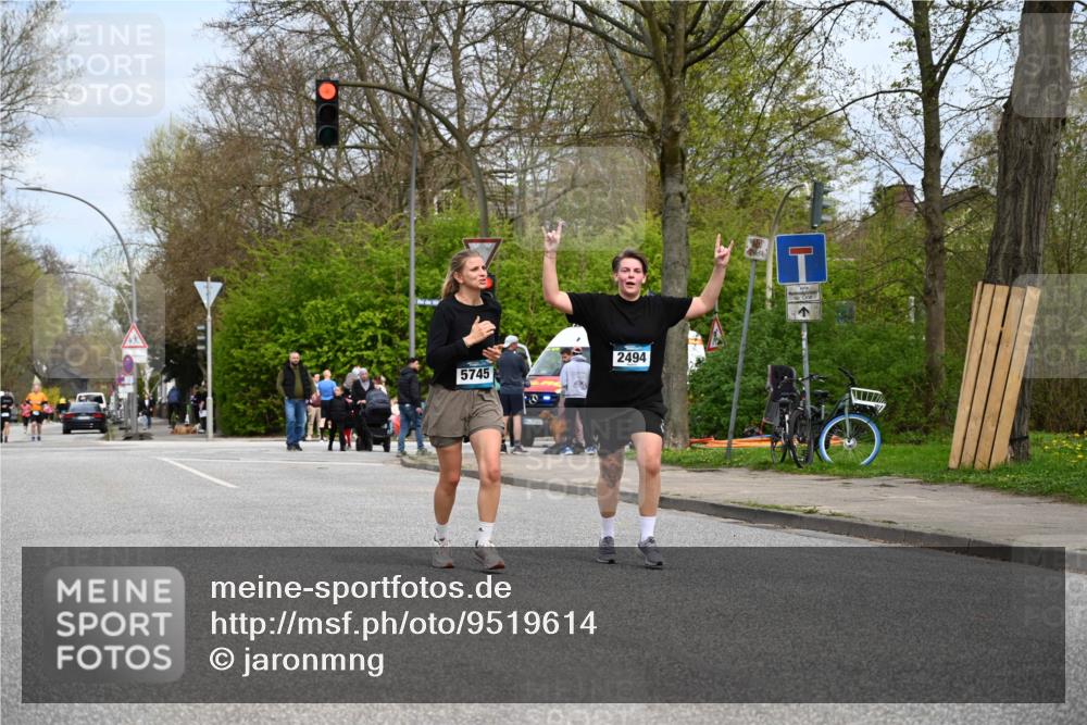 12.04.2026 - 45. Internationalen Wilhelmsburger Insellauf J. Mangold http://msf.ph/oto/9519614 12.04.2026 13:30:53 Ziel 4456, 4463, 5815, 5546, 5745, 2494 meine-sportfotos.de