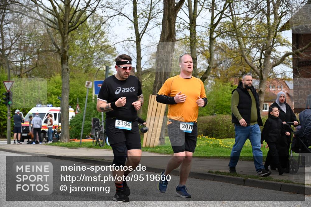 12.04.2026 - 45. Internationalen Wilhelmsburger Insellauf J. Mangold http://msf.ph/oto/9519660 12.04.2026 13:31:21 Ziel 5745, 2494, 2184, 2079, 2184, 2079 meine-sportfotos.de