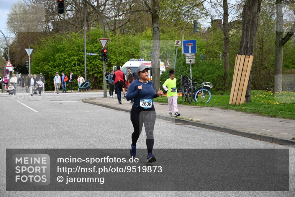 12.04.2026 - 45. Internationalen Wilhelmsburger Insellauf J. Mangold http://msf.ph/oto/9519873 12.04.2026 13:33:23 Ziel 5715, 3530, 2636 meine-sportfotos.de