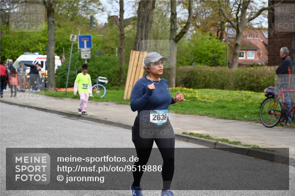 12.04.2026 - 45. Internationalen Wilhelmsburger Insellauf J. Mangold http://msf.ph/oto/9519886 12.04.2026 13:33:24 Ziel 5715, 3530, 2636 meine-sportfotos.de