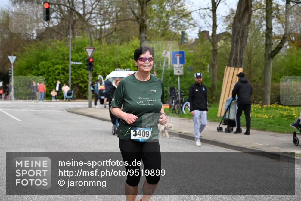 12.04.2026 - 45. Internationalen Wilhelmsburger Insellauf J. Mangold http://msf.ph/oto/9519899 12.04.2026 13:33:55 Ziel 2636, 3409, 3075 meine-sportfotos.de