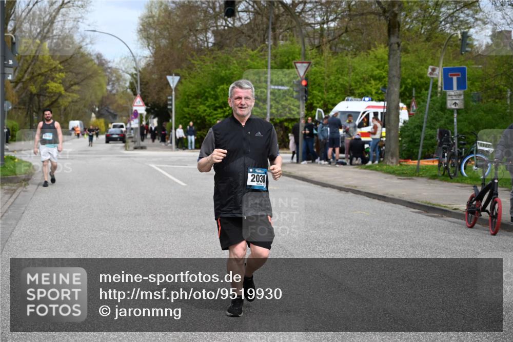 12.04.2026 - 45. Internationalen Wilhelmsburger Insellauf J. Mangold http://msf.ph/oto/9519930 12.04.2026 13:34:33 Ziel 3409, 3075, 2038 meine-sportfotos.de