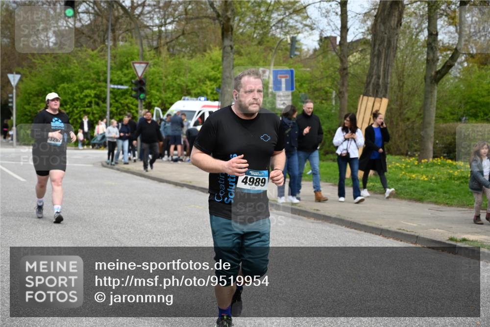 12.04.2026 - 45. Internationalen Wilhelmsburger Insellauf J. Mangold http://msf.ph/oto/9519954 12.04.2026 13:35:03 Ziel 2038, 4988, 4989, 3282, 4113 meine-sportfotos.de