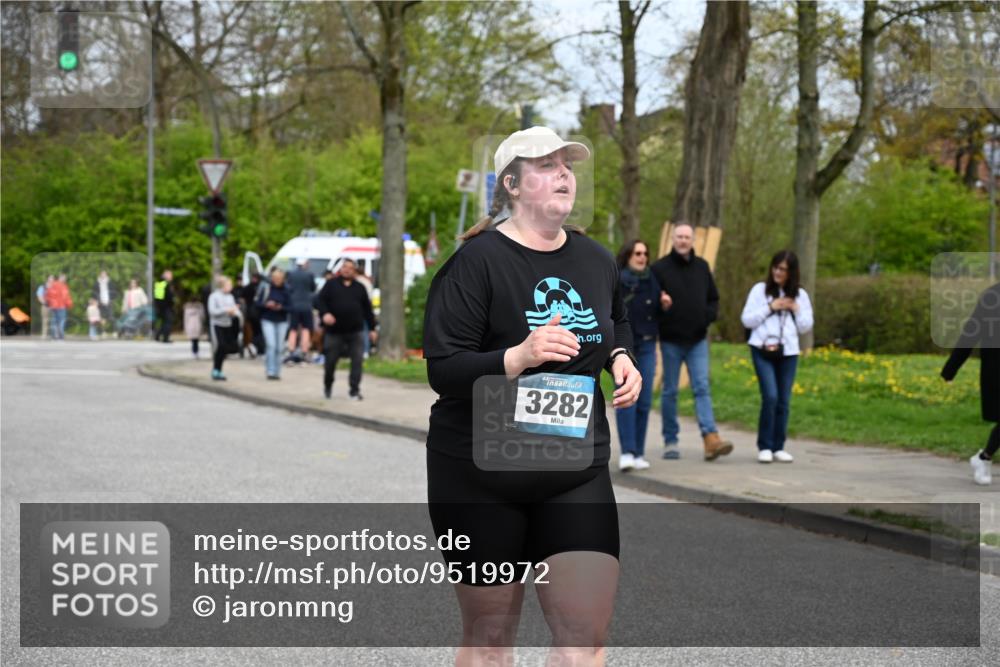 12.04.2026 - 45. Internationalen Wilhelmsburger Insellauf J. Mangold http://msf.ph/oto/9519972 12.04.2026 13:35:07 Ziel 2038, 4988, 4989, 3282, 4113 meine-sportfotos.de