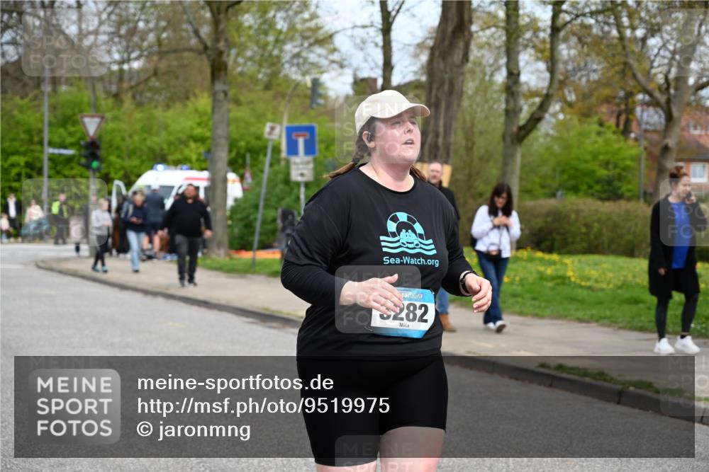 12.04.2026 - 45. Internationalen Wilhelmsburger Insellauf J. Mangold http://msf.ph/oto/9519975 12.04.2026 13:35:07 Ziel 2038, 4988, 4989, 3282, 4113 meine-sportfotos.de