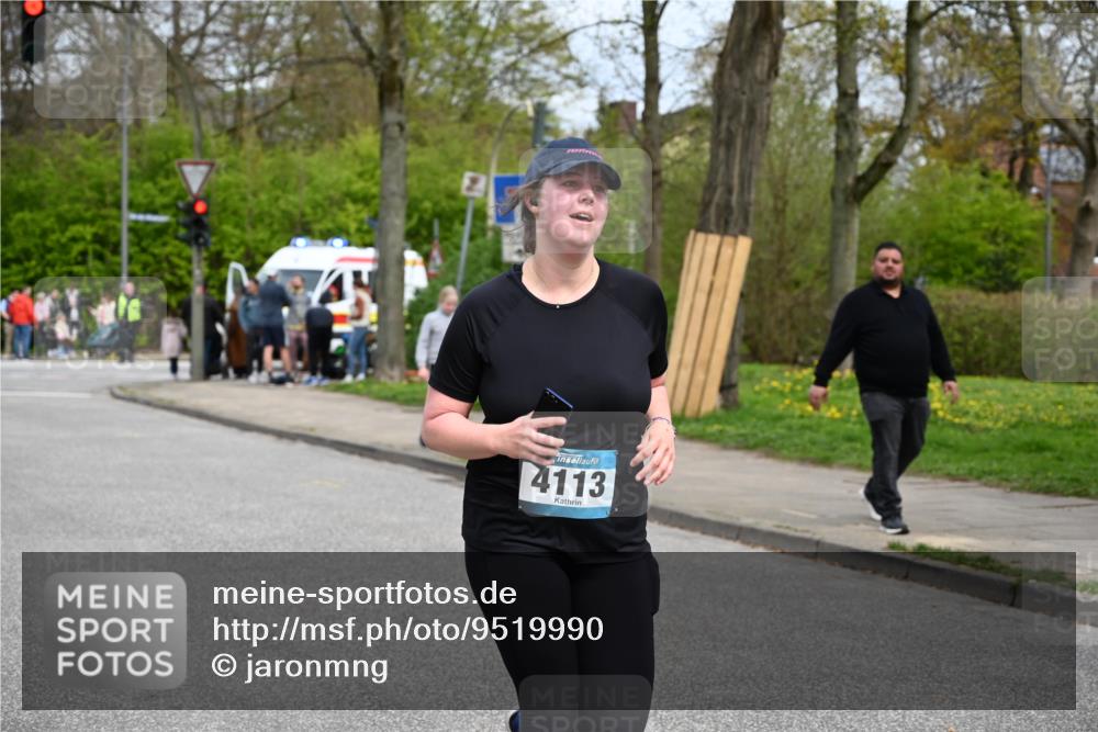 12.04.2026 - 45. Internationalen Wilhelmsburger Insellauf J. Mangold http://msf.ph/oto/9519990 12.04.2026 13:35:17 Ziel 4988, 4989, 3282, 4113 meine-sportfotos.de