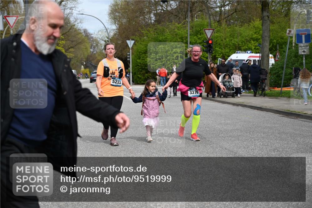 12.04.2026 - 45. Internationalen Wilhelmsburger Insellauf J. Mangold http://msf.ph/oto/9519999 12.04.2026 13:35:38 Ziel 3282, 4113, 5233, 3376 meine-sportfotos.de