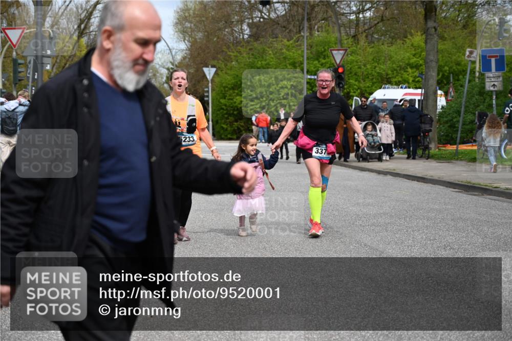 12.04.2026 - 45. Internationalen Wilhelmsburger Insellauf J. Mangold http://msf.ph/oto/9520001 12.04.2026 13:35:38 Ziel 3282, 4113, 5233, 3376 meine-sportfotos.de