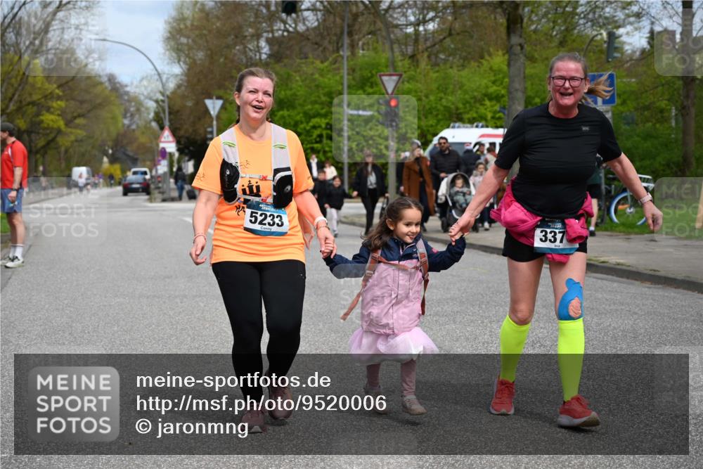 12.04.2026 - 45. Internationalen Wilhelmsburger Insellauf J. Mangold http://msf.ph/oto/9520006 12.04.2026 13:35:40 Ziel 3282, 4113, 5233, 3376 meine-sportfotos.de