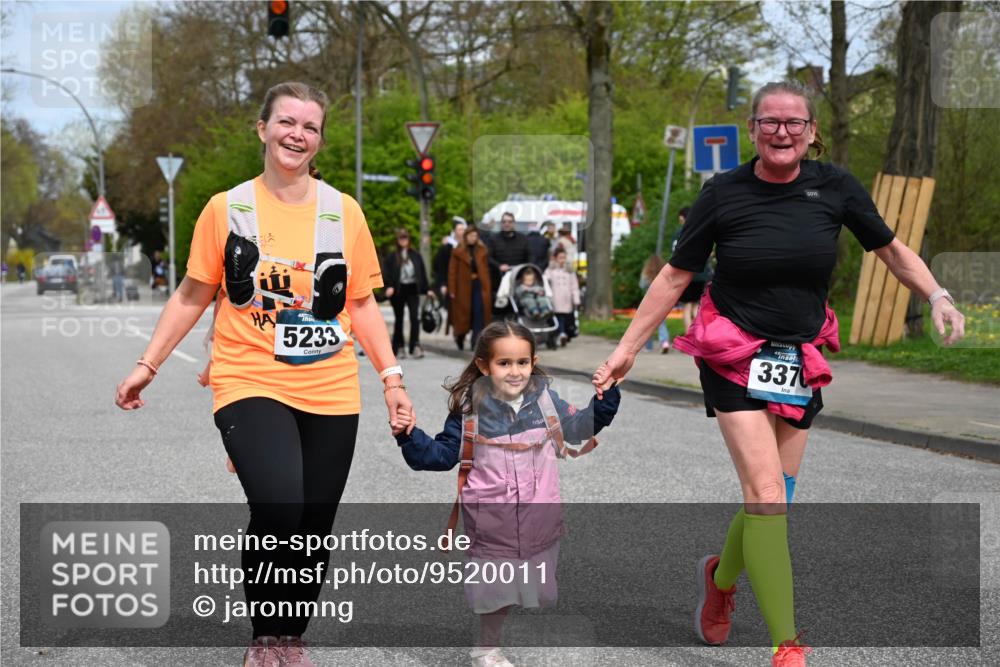12.04.2026 - 45. Internationalen Wilhelmsburger Insellauf J. Mangold http://msf.ph/oto/9520011 12.04.2026 13:35:40 Ziel 3282, 4113, 5233, 3376 meine-sportfotos.de