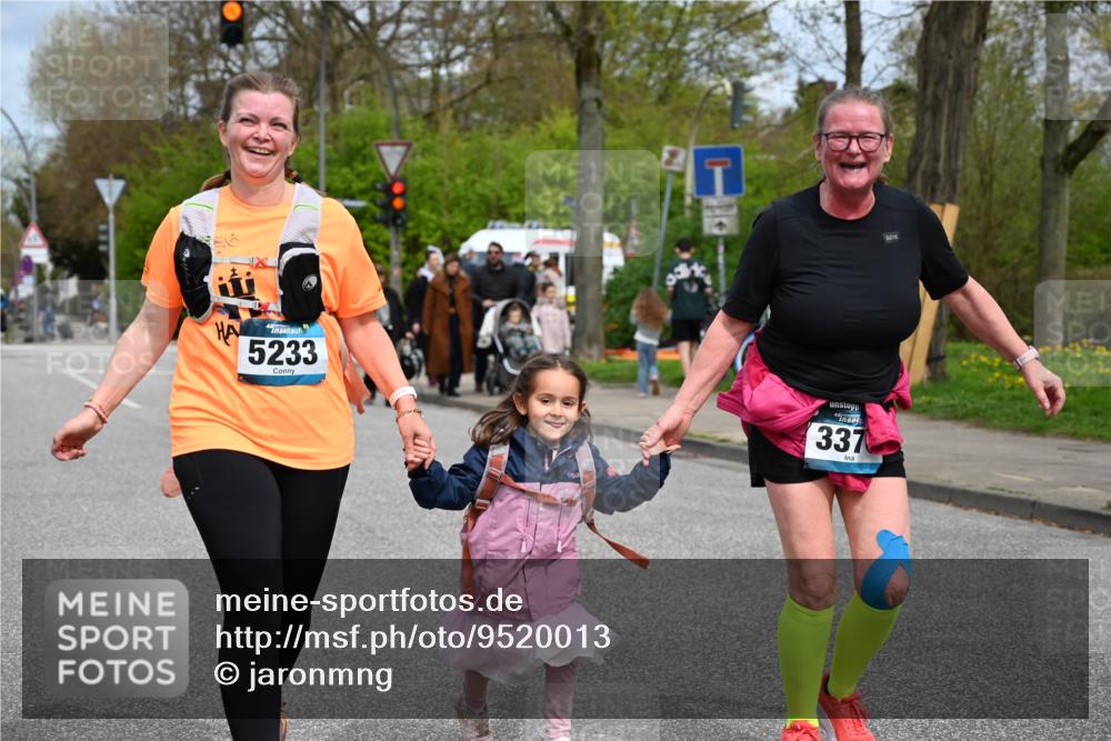 12.04.2026 - 45. Internationalen Wilhelmsburger Insellauf J. Mangold http://msf.ph/oto/9520013 12.04.2026 13:35:40 Ziel 3282, 4113, 5233, 3376 meine-sportfotos.de