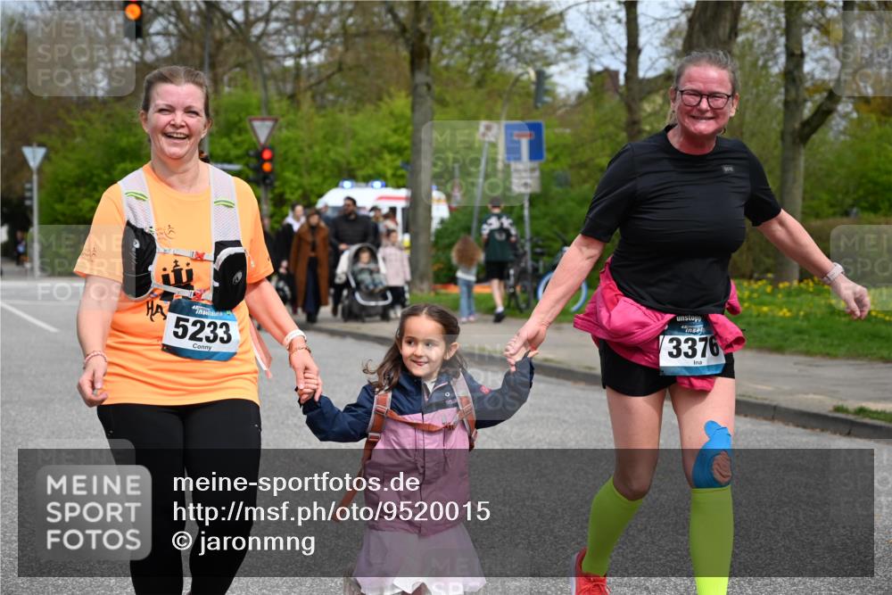 12.04.2026 - 45. Internationalen Wilhelmsburger Insellauf J. Mangold http://msf.ph/oto/9520015 12.04.2026 13:35:40 Ziel 3282, 4113, 5233, 3376 meine-sportfotos.de