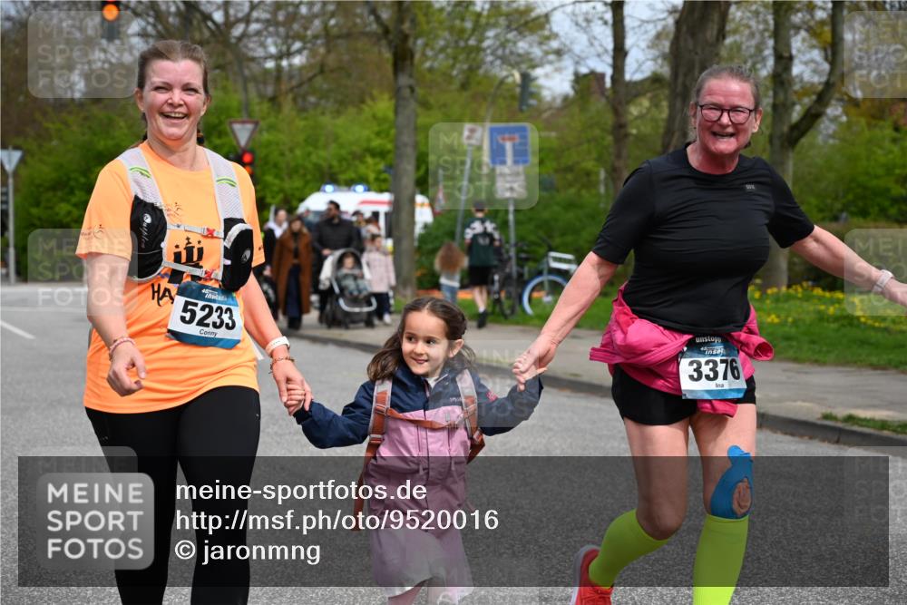 12.04.2026 - 45. Internationalen Wilhelmsburger Insellauf J. Mangold http://msf.ph/oto/9520016 12.04.2026 13:35:41 Ziel 3282, 4113, 5233, 3376 meine-sportfotos.de