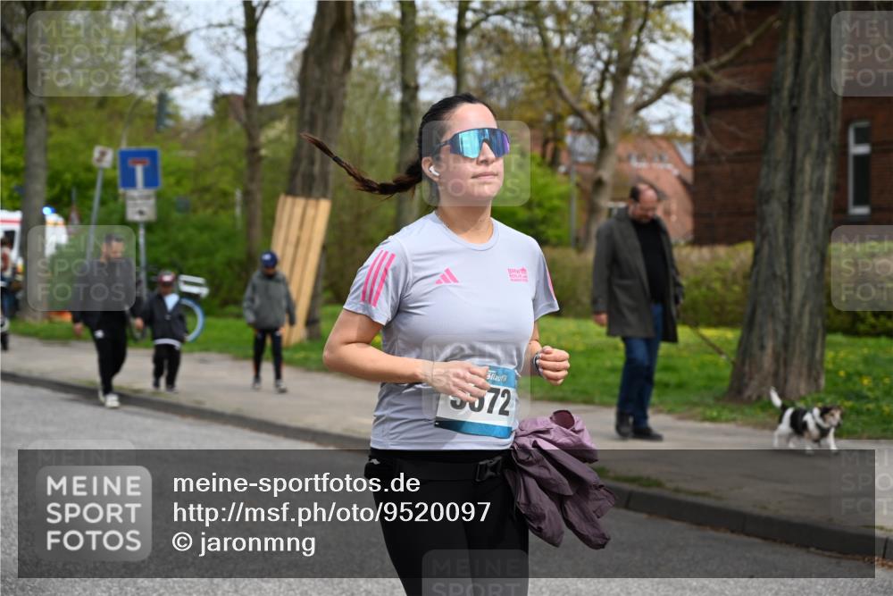 12.04.2026 - 45. Internationalen Wilhelmsburger Insellauf J. Mangold http://msf.ph/oto/9520097 12.04.2026 13:37:07 Ziel 3559, 5604, 3475, 5672 meine-sportfotos.de
