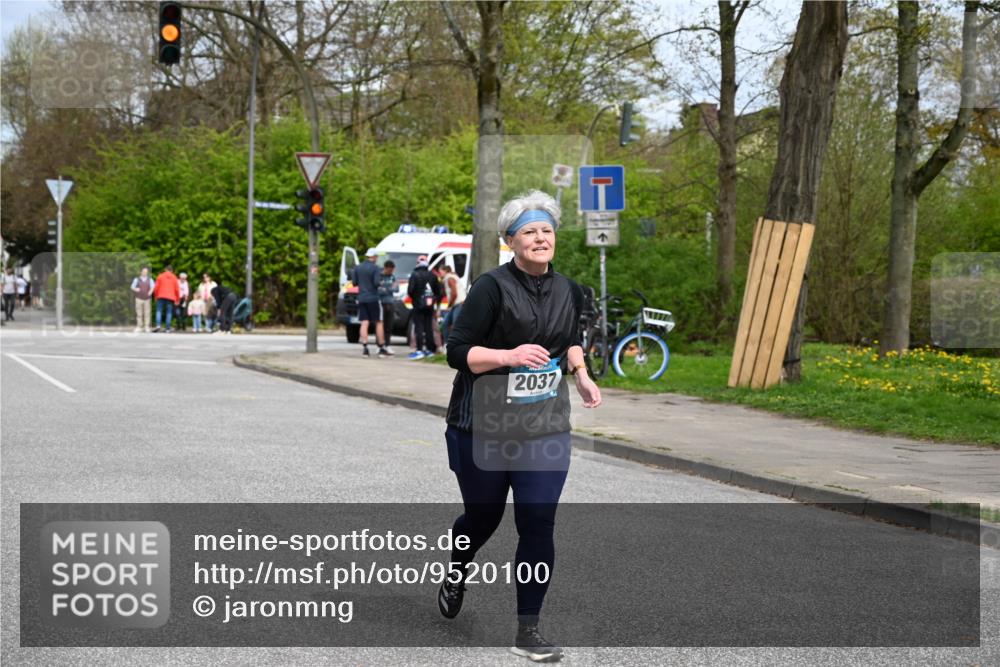 12.04.2026 - 45. Internationalen Wilhelmsburger Insellauf J. Mangold http://msf.ph/oto/9520100 12.04.2026 13:37:22 Ziel 3475, 5672, 2037 meine-sportfotos.de