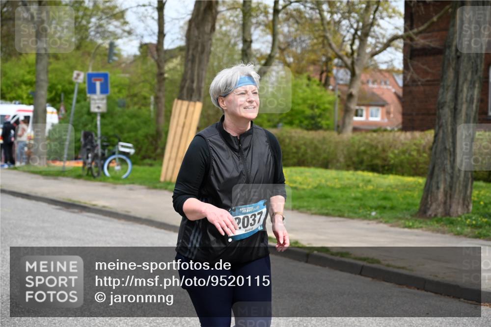 12.04.2026 - 45. Internationalen Wilhelmsburger Insellauf J. Mangold http://msf.ph/oto/9520115 12.04.2026 13:37:24 Ziel 3475, 5672, 2037 meine-sportfotos.de